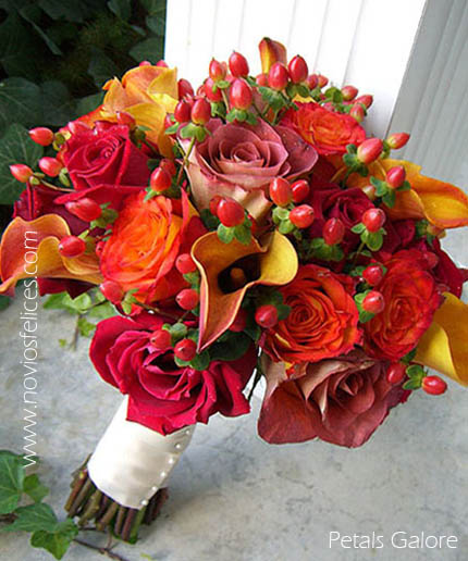 Ramo de novia con rosas rojas, rosas mandarina, calas e hipericum rojo